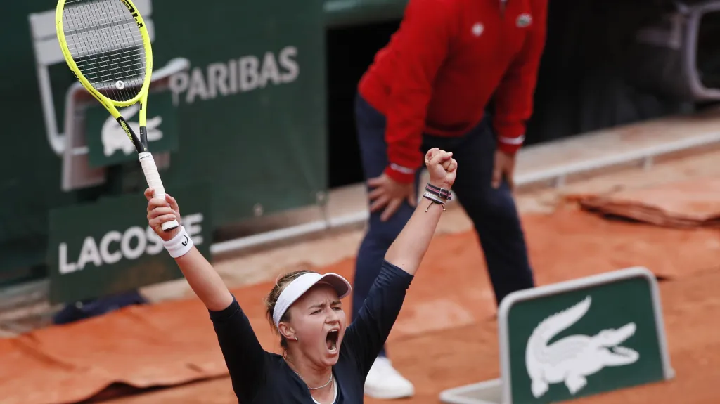 Barbora Krejčíková se raduje z vítězství
