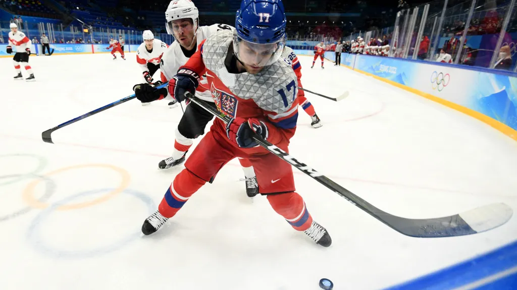 Český útočník Vladimír Sobotka v utkání proti Švýcarsku