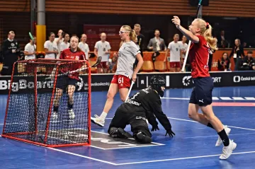 České florbalistky se radují po gólu