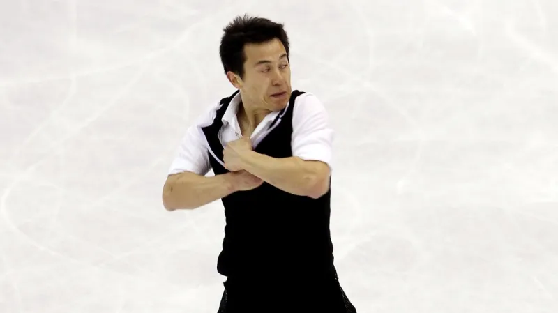 Patrick Chan při jednom ze skoků v krátkém programu