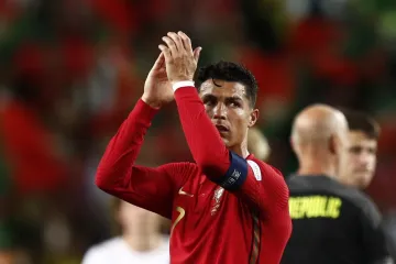Portugalec Cristiano Ronaldo děkuje fanouškům po vítězství nad Českem