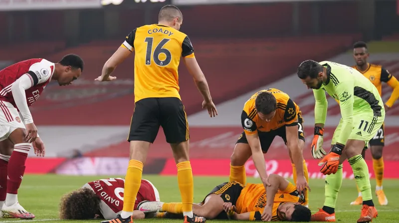 Raúl Jiménez z Wolves (vpravo) a David Luiz z Arsenalu po vzájemné srážce