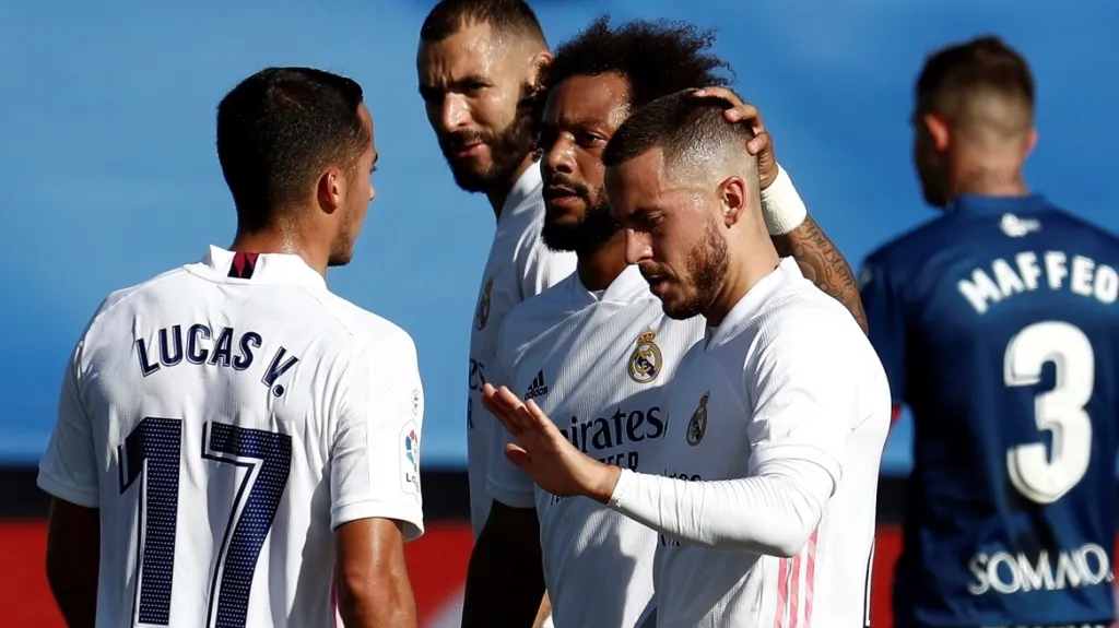 Eden Hazard (vpravo) se raduje se spoluhráči z Realu Madrid