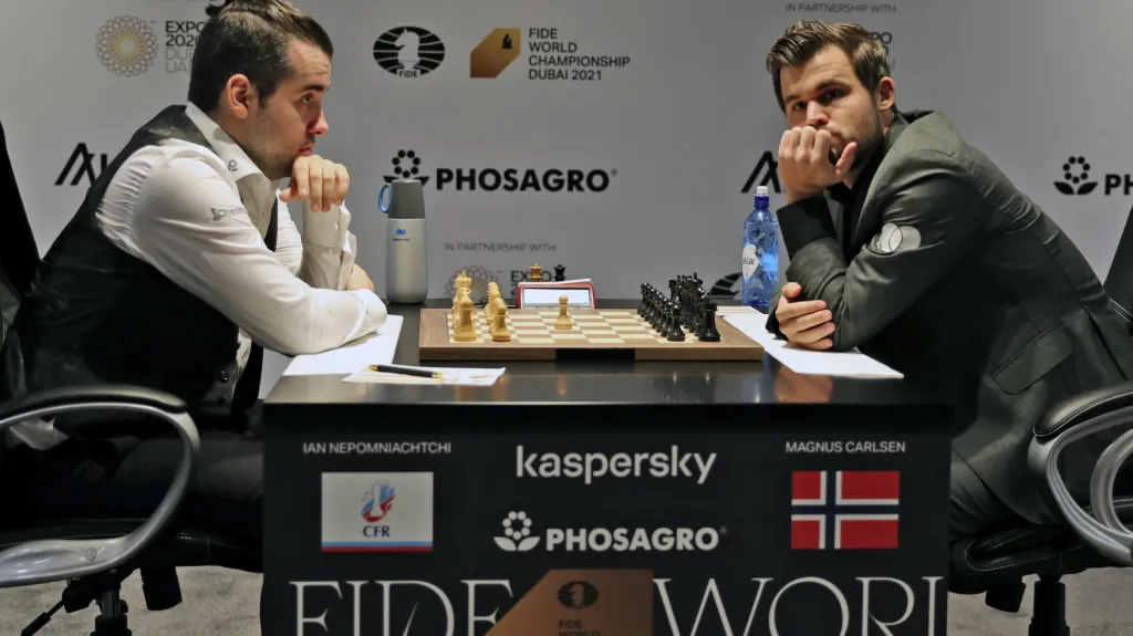 Zápas o mistra světa Něpomňaščij (vlevo) - Carlsen