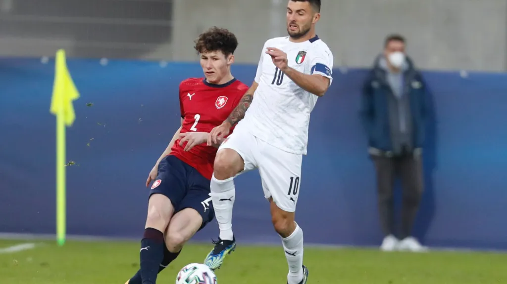 Martin Vitík v duelu s Itálií