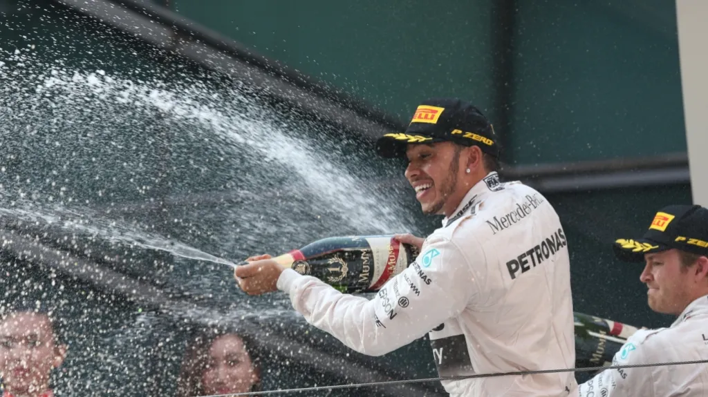 Lewis Hamilton slaví v Šanghaji triumf na Velké ceně Číny