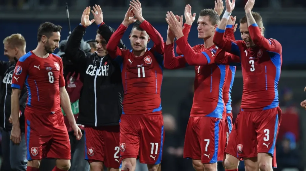 Necid (druhý zprava) se objevil v dresu české fotbalové reprezentace proti Islandu