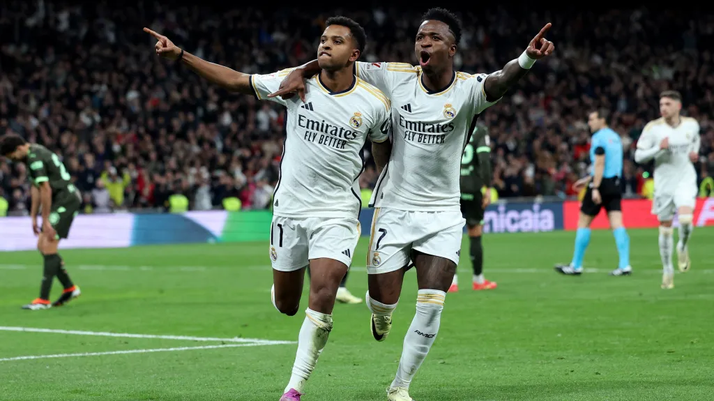 Rodrygo a Vinícius Júnior z Realu Madrid se radují z gólu v síti Girony
