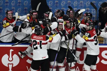 Rakouští hokejisté slaví výhru nad Finskem