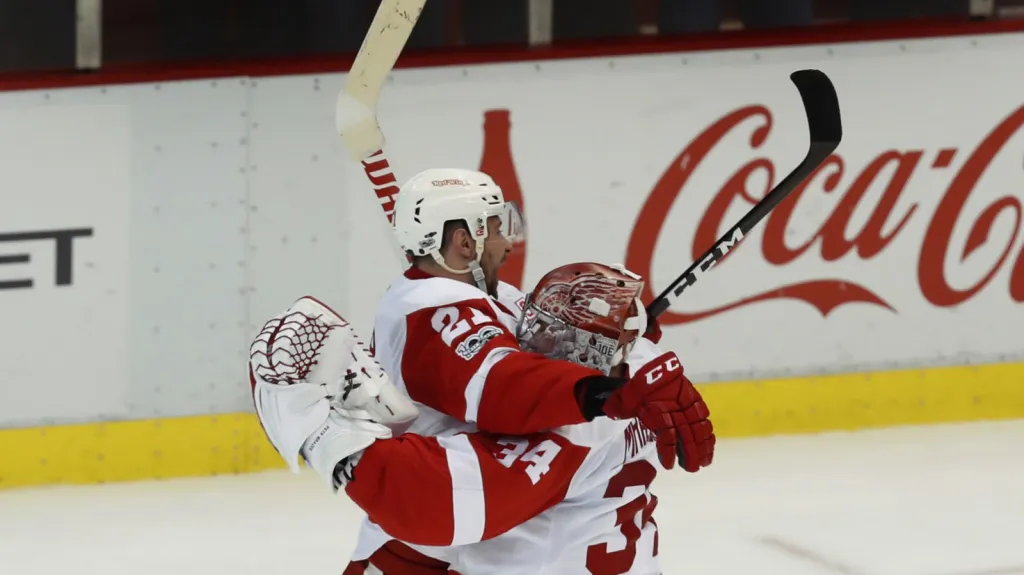 Petr Mrázek se raduje z výhry