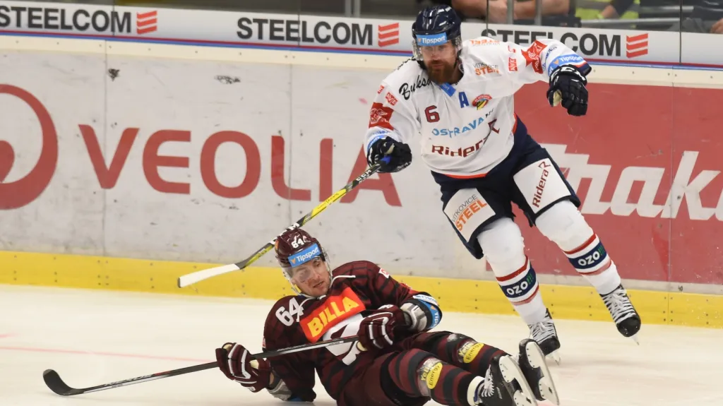 Brian Ihnacak (dole) v souboji s Janem Výtiskem