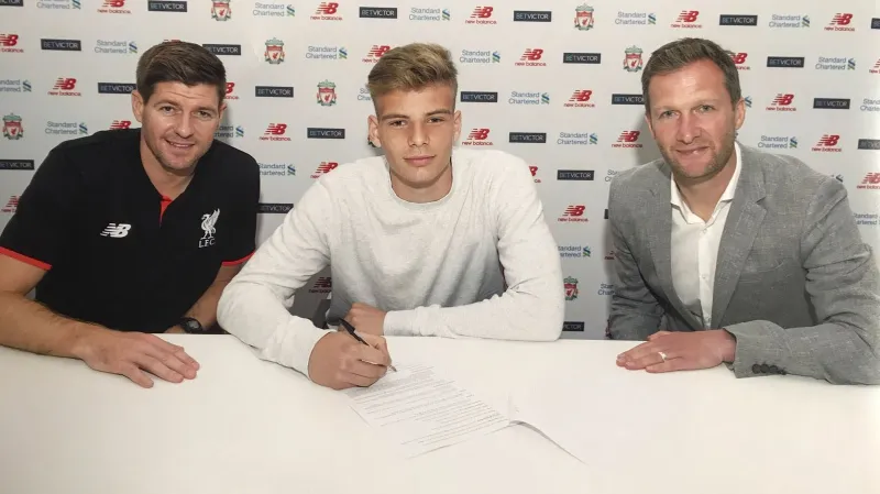 Vítězslav Jaroš a po jeho pravici Steven Gerrard