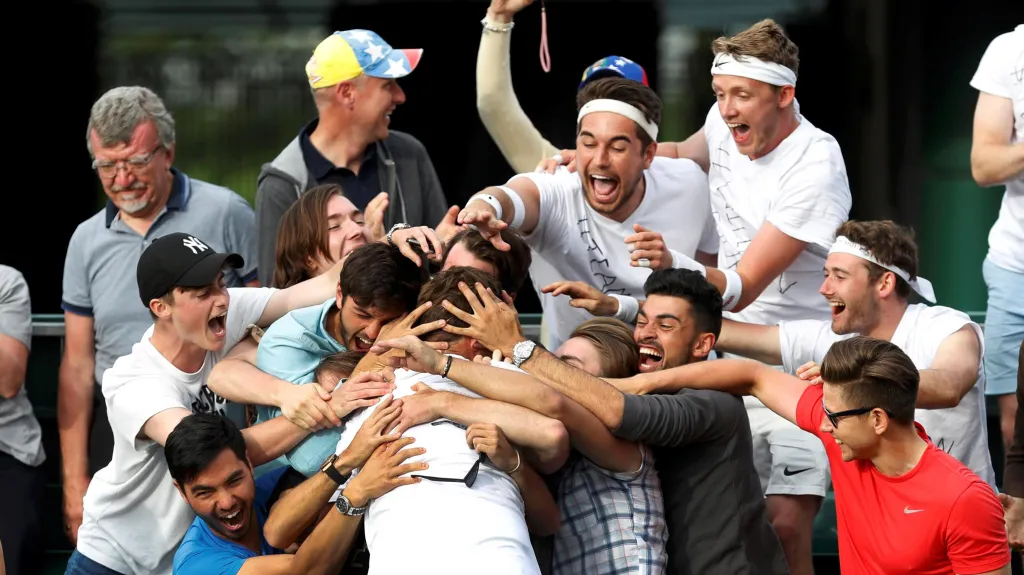 Tenista Marcus Willis slaví se svými fanoušky vítězství v 1. kole Wimbledonu