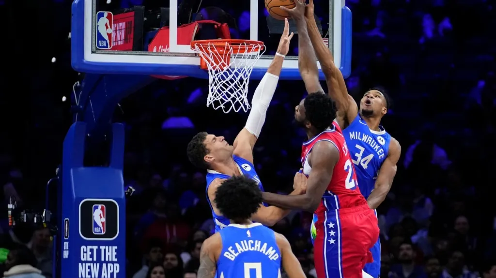 Joel Embiid se snaží skórovat proti Milwaukee
