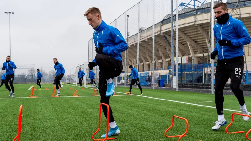 Profi sportovci mohou venku trénovat bez omezení, uvnitř zatím ne