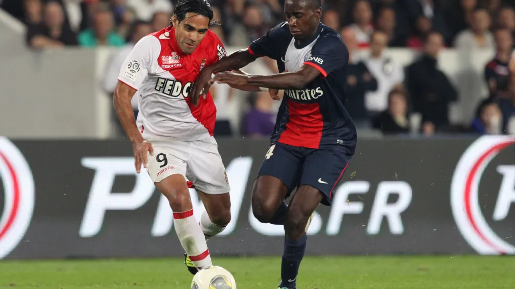 Radamel Falcao v souboji s Blaisem Matuidim