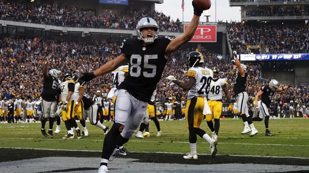 Derek Carrier z Oaklandu slaví touchdown proti Pittsburghu