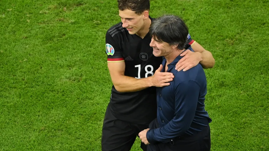 Leon Goretzka s koučem Joachimem Löwem