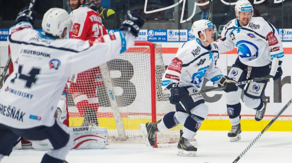 Hokejisté Plzně se radují v utkání proti Olomouci