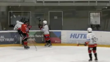 Ostravský univerzitní hokejista oslavil úvodní gól rozbitím plexiskla