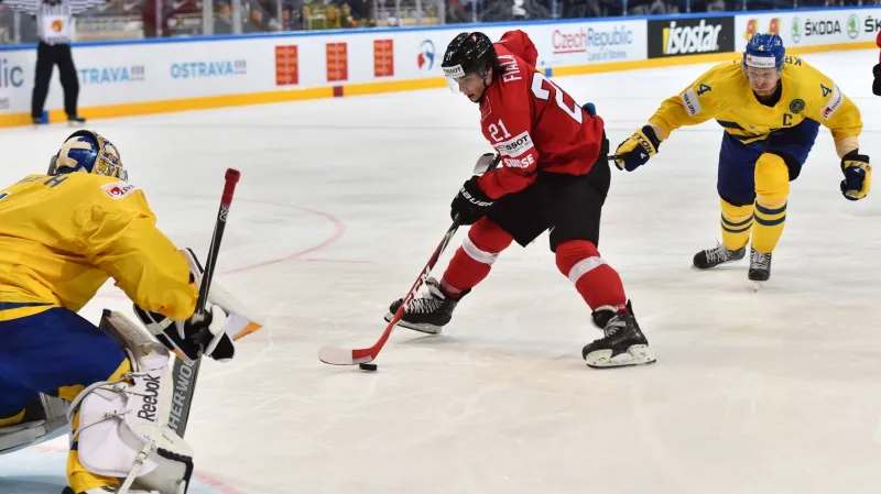 Švýcar Kevin Fiala v utkání se Švédy