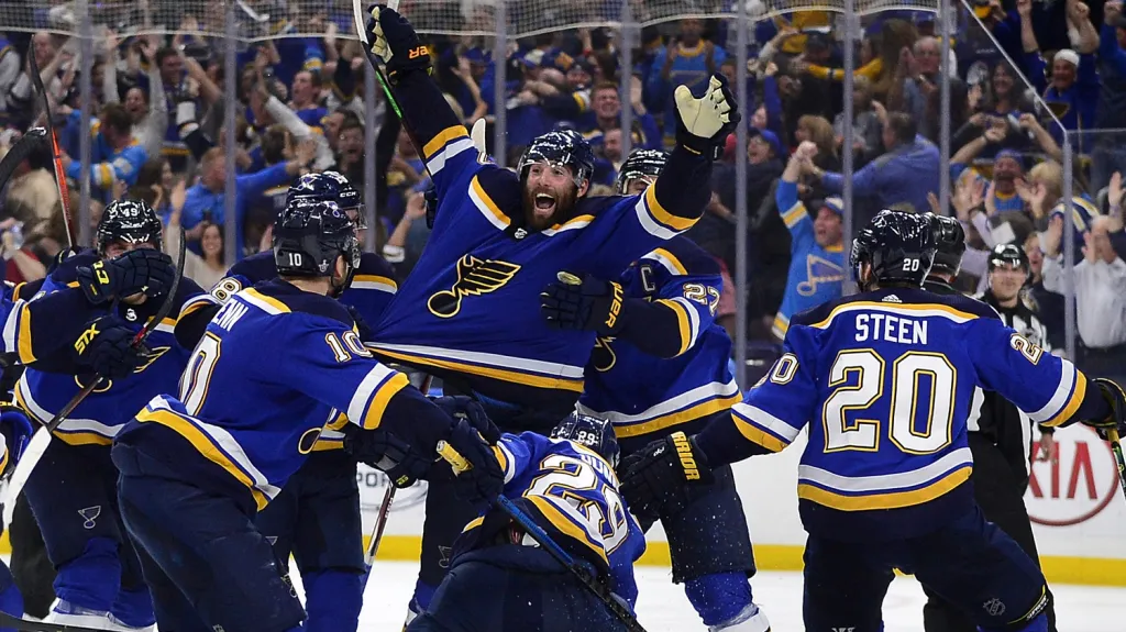 Patrick Maroon se raduje se spoluhráči z rozhodující branky