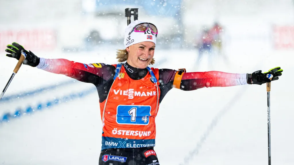 Norka Marte Olsbuová Röiselandová se raduje z výhry ve štafetě v Östersundu