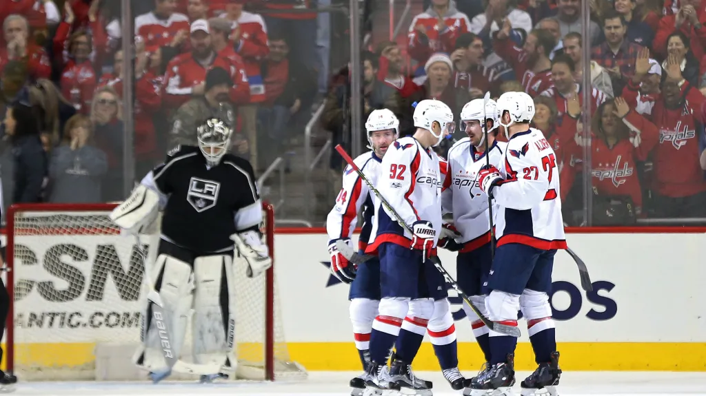 Radost hokejistů Washingtonu po gólu v síti Los Angeles