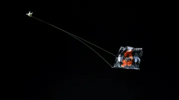 Dron s albánskou vlajkou