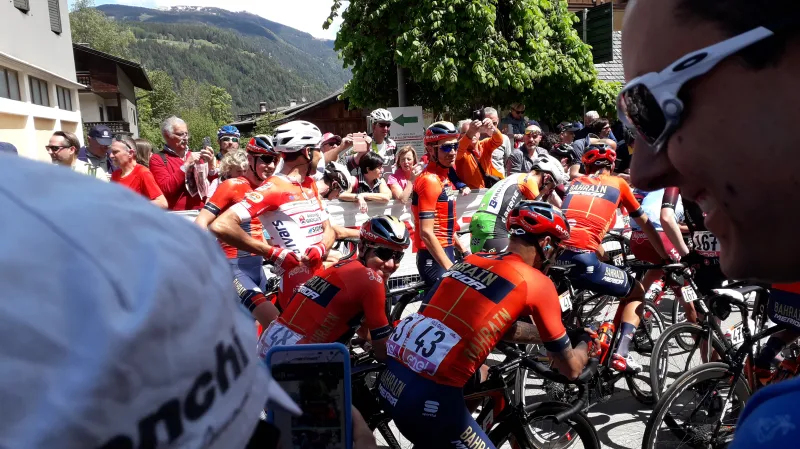 Vincenzo Nibali a jeho kolegové čekají na start 18. etapy