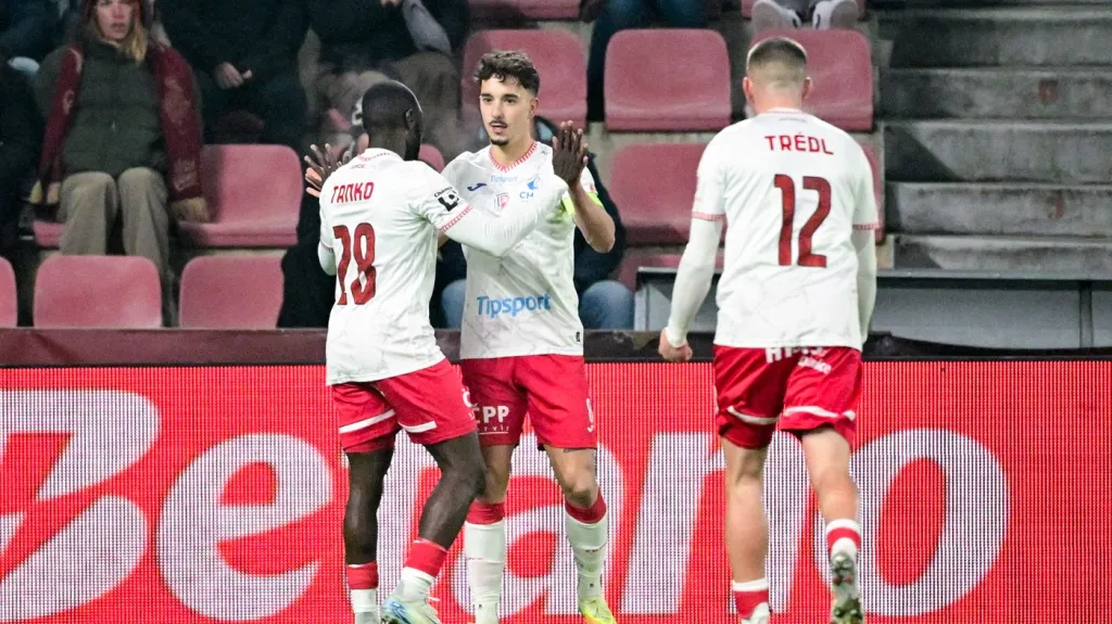 Patrák se raduje se spoluhráči po gólu