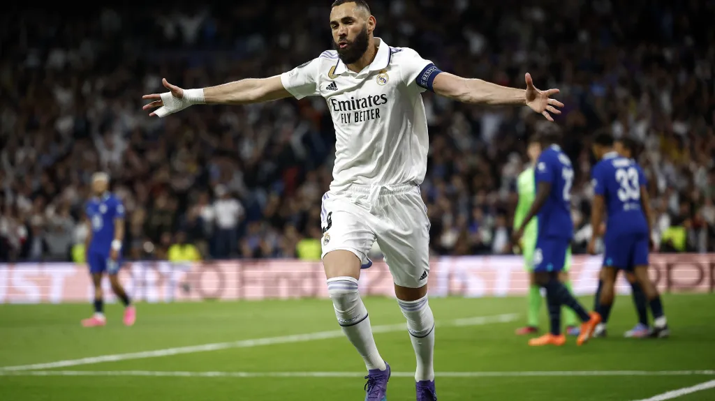Karim Benzema z Realu Madrid se raduje z gólu v Lize mistrů