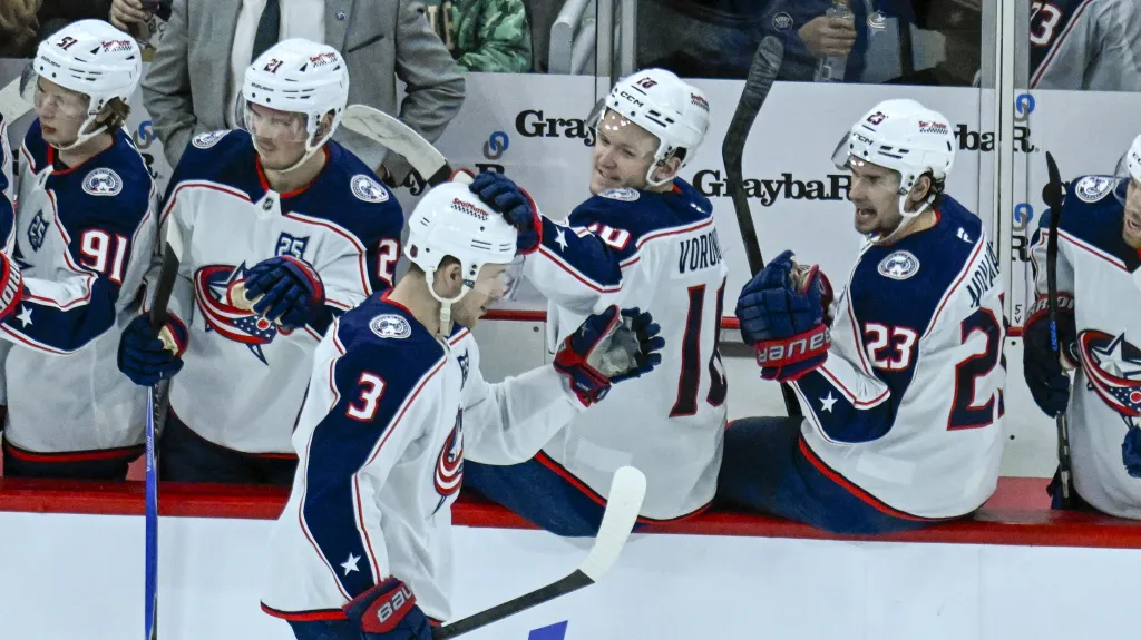 Charlie Coyle oslavuje se spoluhráči