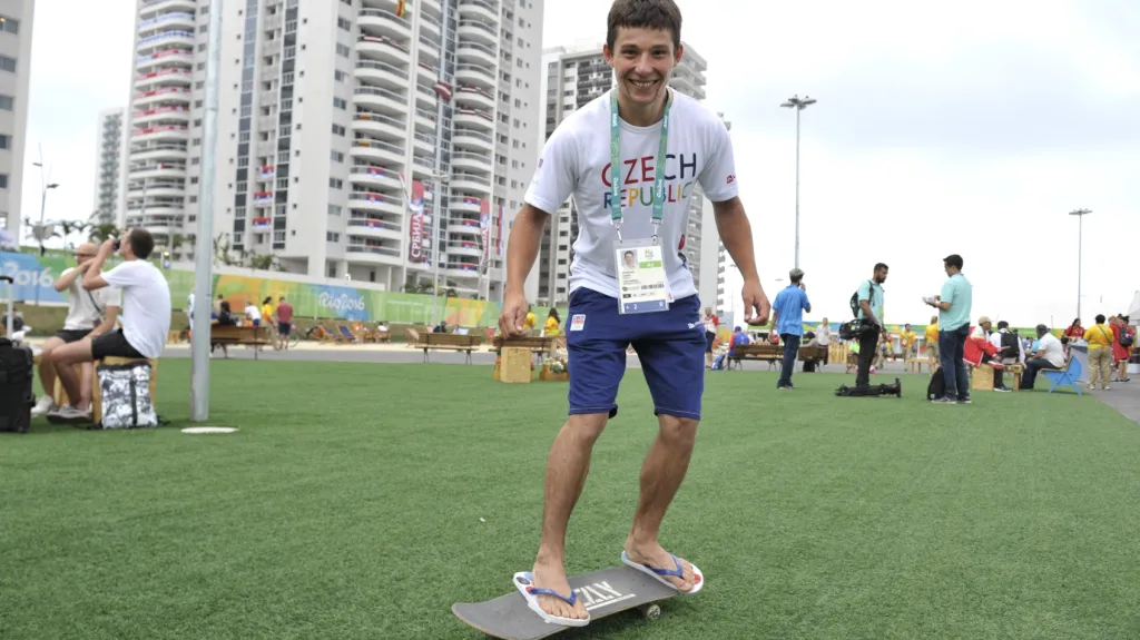 Jiří Prskavec jezdí po olympijské vesnici na skateboardu