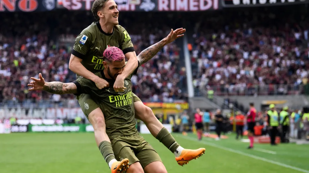 Theo Hernández oslavuje s Alexisem Saelemaekersem druhou branku proti Laziu