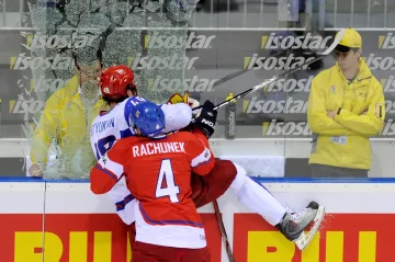 Karel Rachůnek posílá Rusa Jevgenije Arťuchina skrz plexisklo