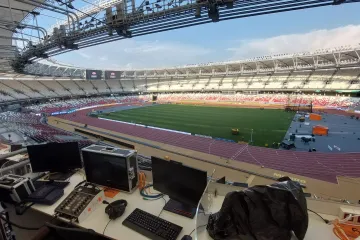 Pohled na stadion v Budapešti z komentátorského stanoviště