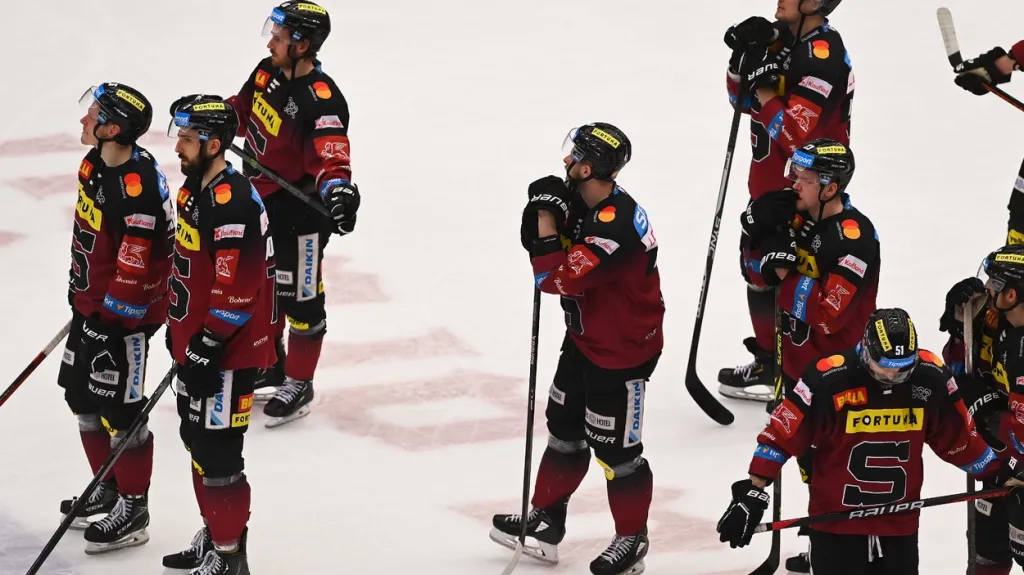 Zklamaní hokejisté Sparty po vyřazení ve čtvrtfinále play-off
