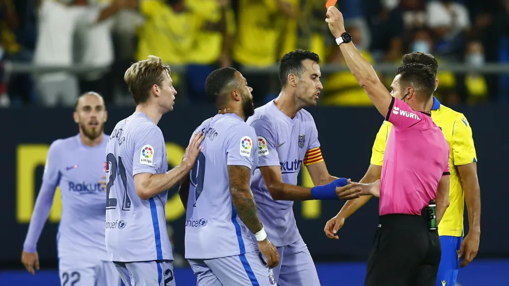 Fotbalisté Barcelony protestují proti červené kartě