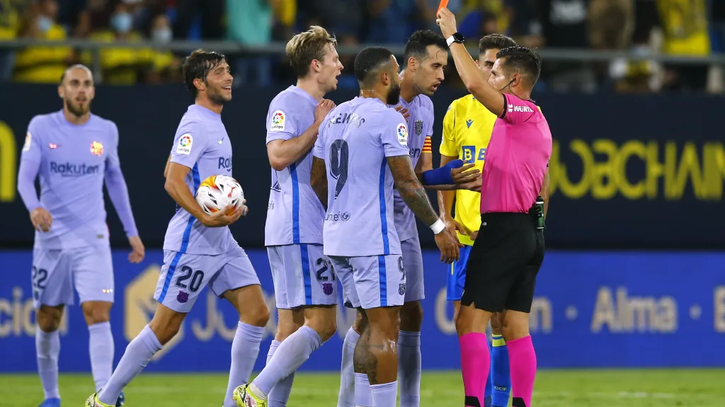 Frankie de Jong z Barcelony dostává červenou kartu