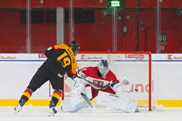 Tobias Krestan proměňuje trestné střílení v prodloužení proti české osmnáctce