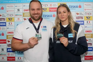 Tomáš Staněk a Amálie Švábíková s medailemi z HME