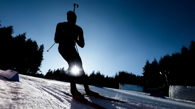 Záznam závodu s hromadným startem biatlonistů v Annecy