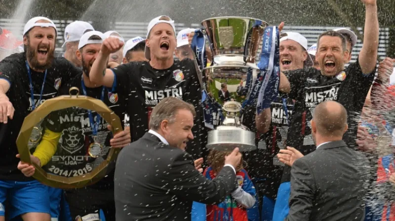 Hráči Plzně zvedli nad hlavu pohár pro mistra Synot ligy 2014/2015