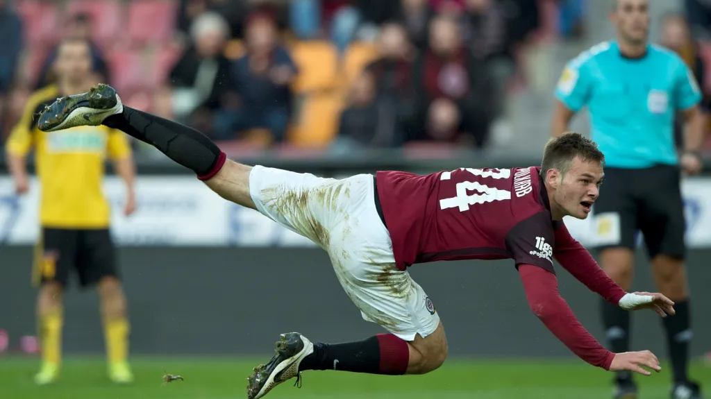 Matěj Pulkrab střílí druhý gól Sparty do sítě Karviné