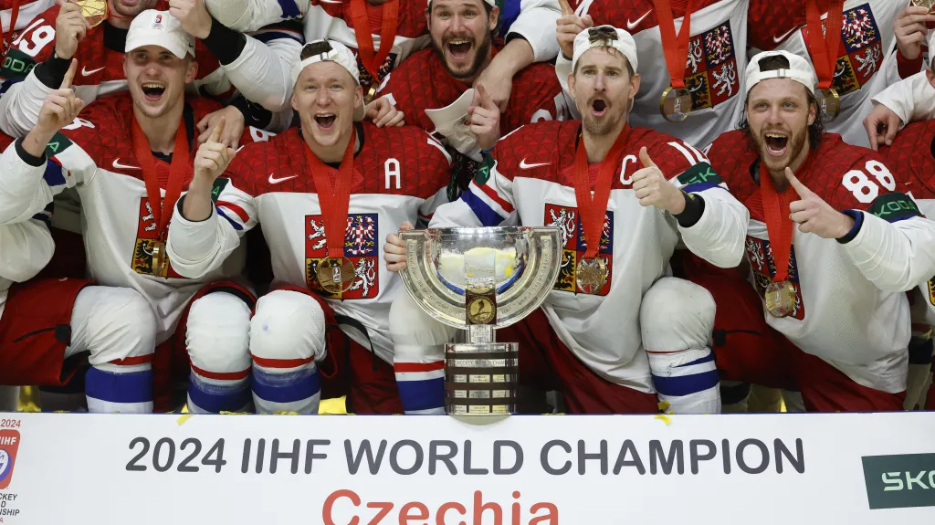 Čeští hokejisté s trofejí pro vítěze mistrovství světa