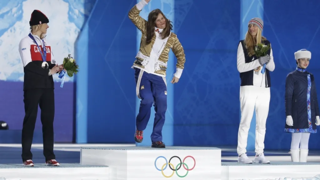 Eva Samková slaví při medailovém ceremoniálu