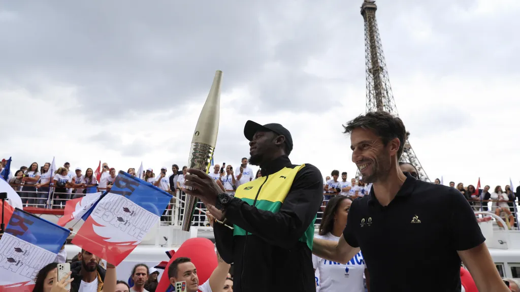 Usain Bolt s Tony Estanguetem při představování olympijské pochodně