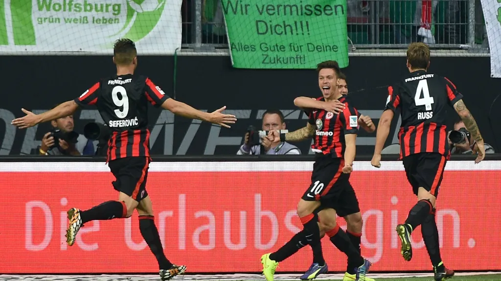 Václav Kadlec (uprostřed) slaví vstřelenou branku