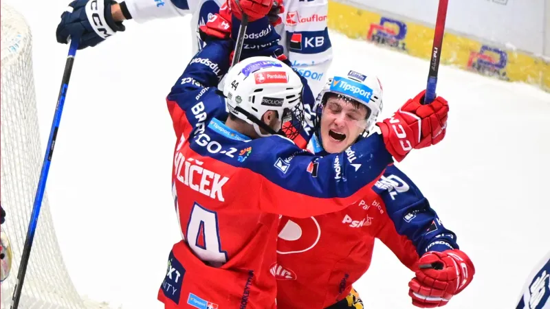 Matěj Pekař z Pardubic se raduje z gólu Kladnu